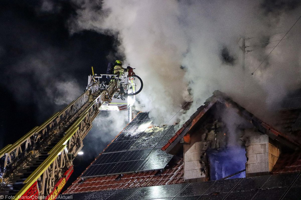 Am späten Dienstagnachmittag, dem 14. Januar 2025, kam es in der Ulmer Straße in Oxenbronn, einem Stadtteil von Ichenhausen, zu einem Brand in einem Einfamilienhaus.