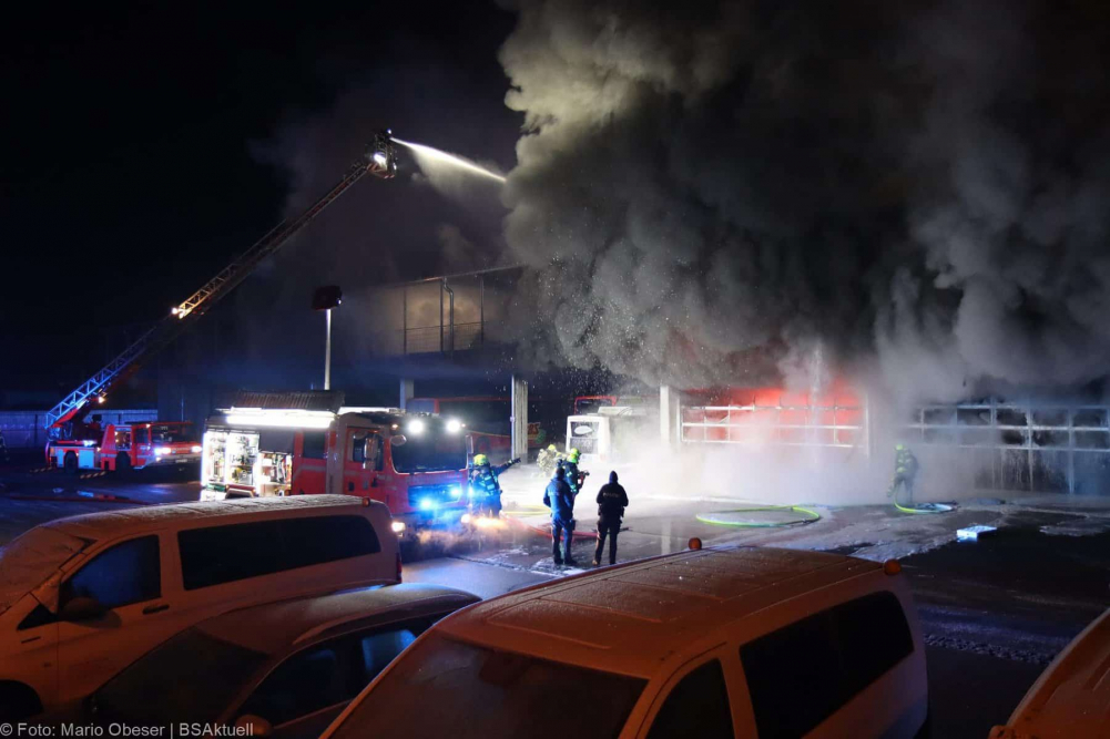 Einsatzkräfte wurden am frühen Sonntagmorgen, gegen 01.47 Uhr, zu einem Busdepot im Bereich des Bahnhofes in Günzburg zu einer starken Rauchentwicklung alarmiert.