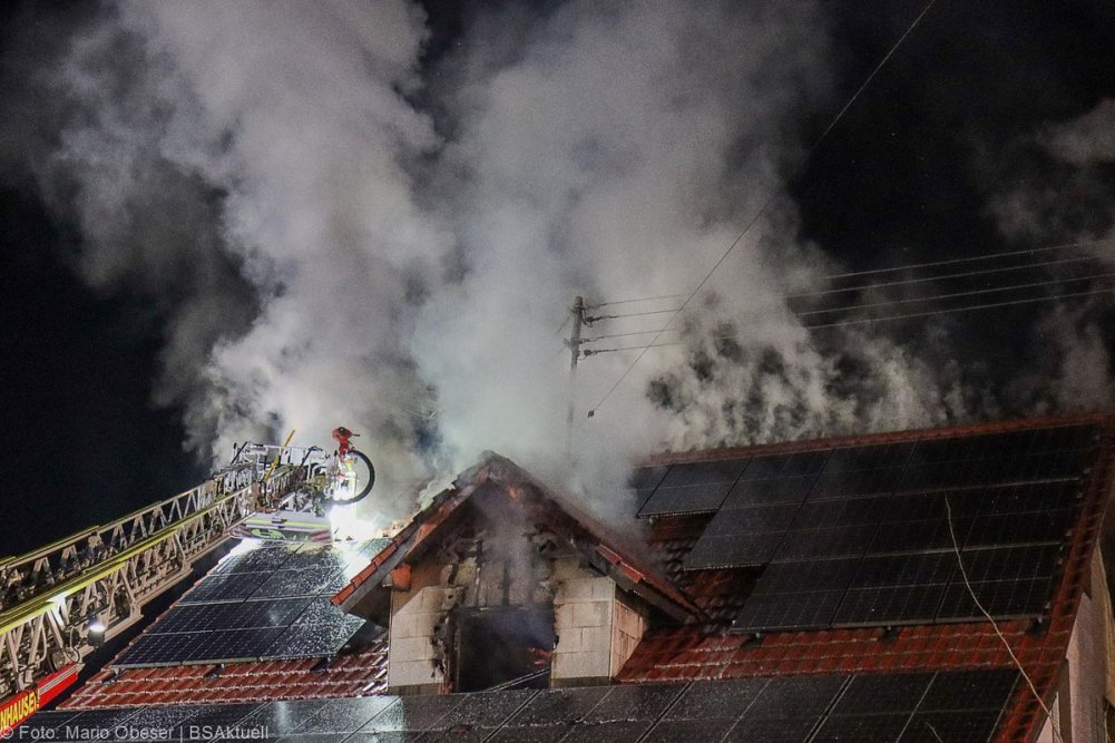 Am späten Dienstagnachmittag, dem 14. Januar 2025, kam es in der Ulmer Straße in Oxenbronn, einem Stadtteil von Ichenhausen, zu einem Brand in einem Einfamilienhaus.