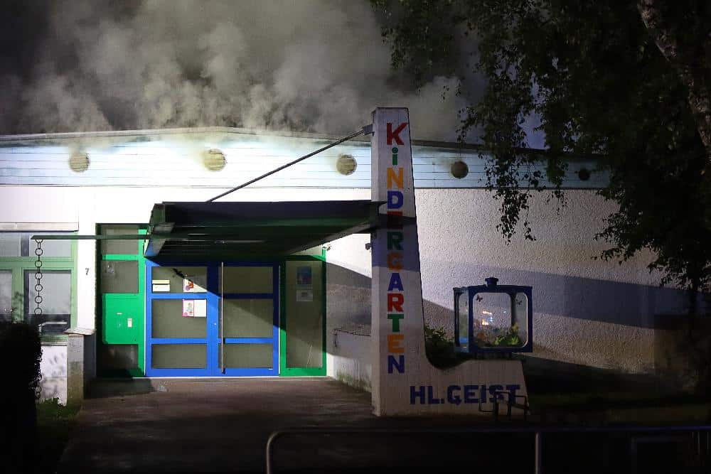 In Günzburg war es in den frühen Samstagmorgenstunden zu einem Brand gekommen, bei dem ein Kindergarten stark beschädigt wurde.