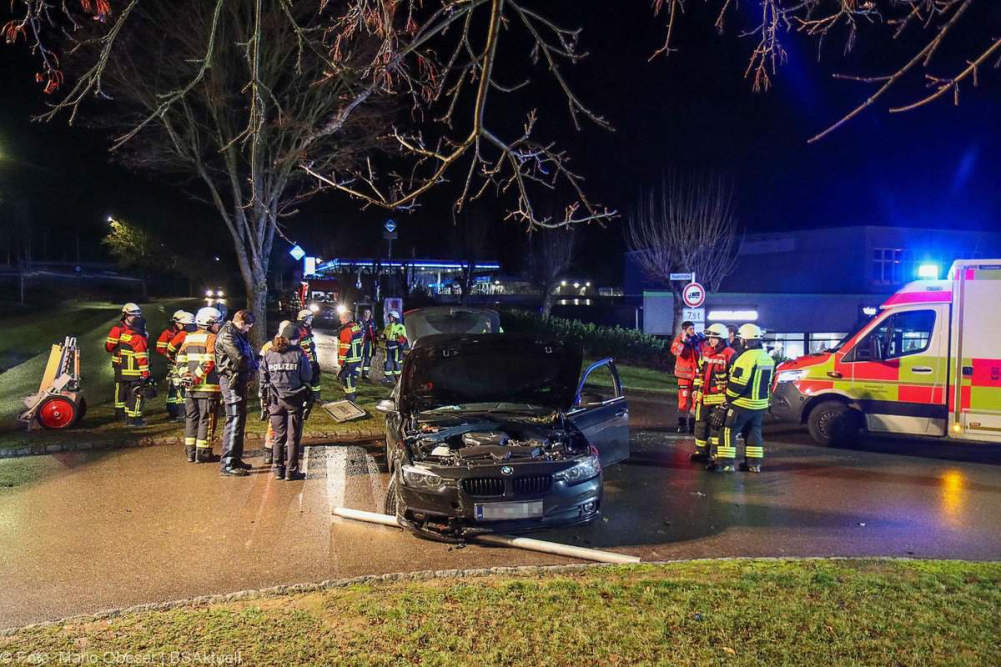 Ein ungewöhnlicher Verkehrsunfall ereignete sich am Samstagabend, den 7. Dezember 2024, in Jettingen-Scheppach.