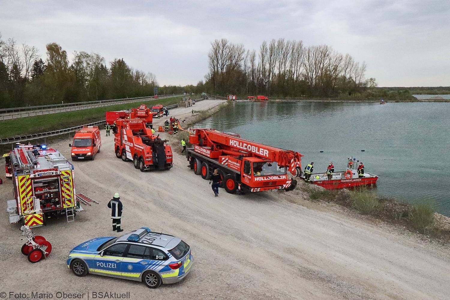 Lkw kippt in See Gundelfingen 04052021