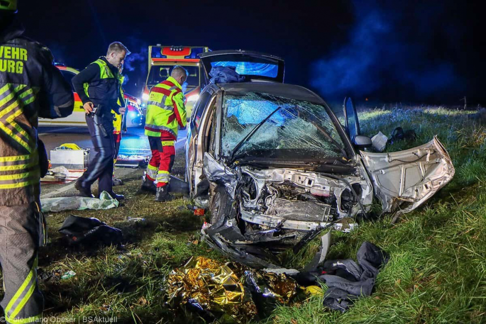 Ein schwerer Verkehrsunfall ereignete sich am Freitagabend, den 8. Dezember 2024, auf der Ulmer Straße zwischen Günzburg und Leipheim.