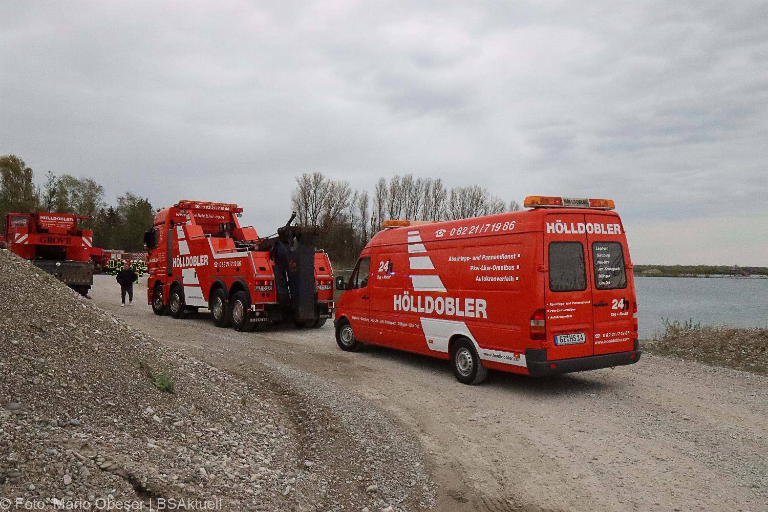 Lkw kippt in See Gundelfingen 04052021