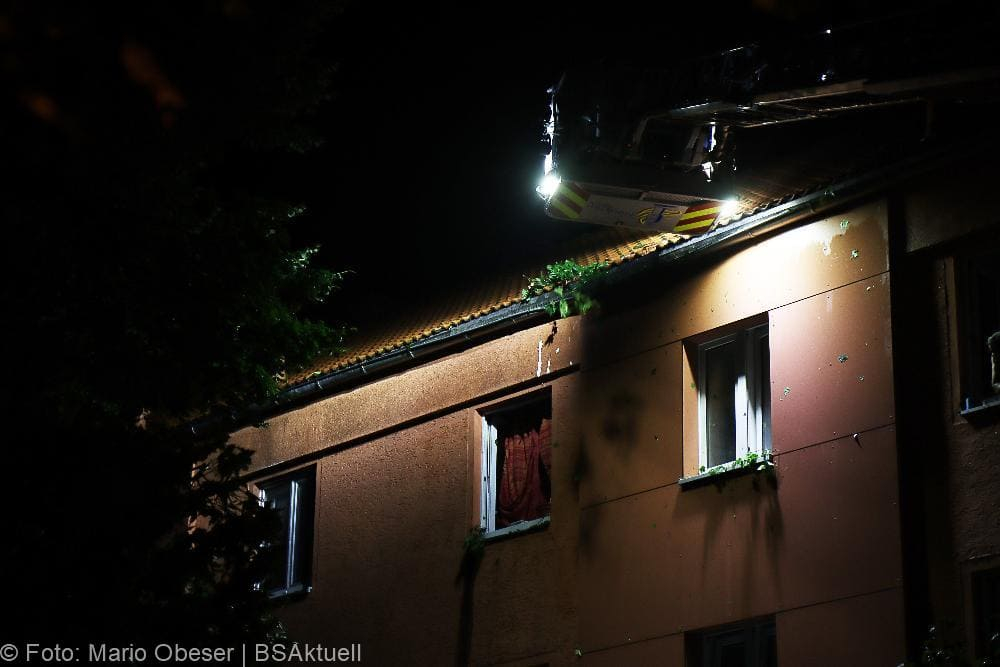 Neu-Ulm Baum Blitzschlag gegen Gebaaude 21072022