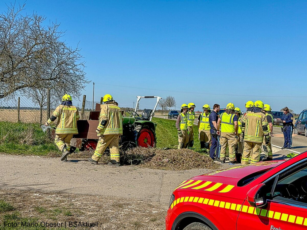 Am Freitagnachmittag, 04.04.2025, kam es auf der Ortsverbindungsstraße GZ4 zwischen Oxenbronn und Großkötz im Landkreis Günzburg zu einem schweren Verkehrsunfall mit einem Traktor und einem Pkw.