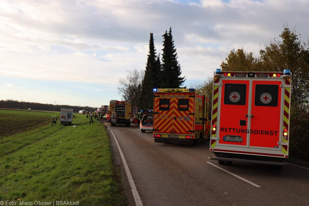 Am Montagvormittag, den 18.11.2024, ereignete sich auf der „Äußeren Offingen Straße“ zwischen Peterswörth und Offingen ein schwerer Verkehrsunfall bei einem Überholvorgang.