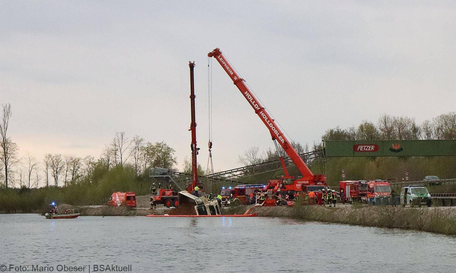 Lkw kippt in See Gundelfingen 04052021
