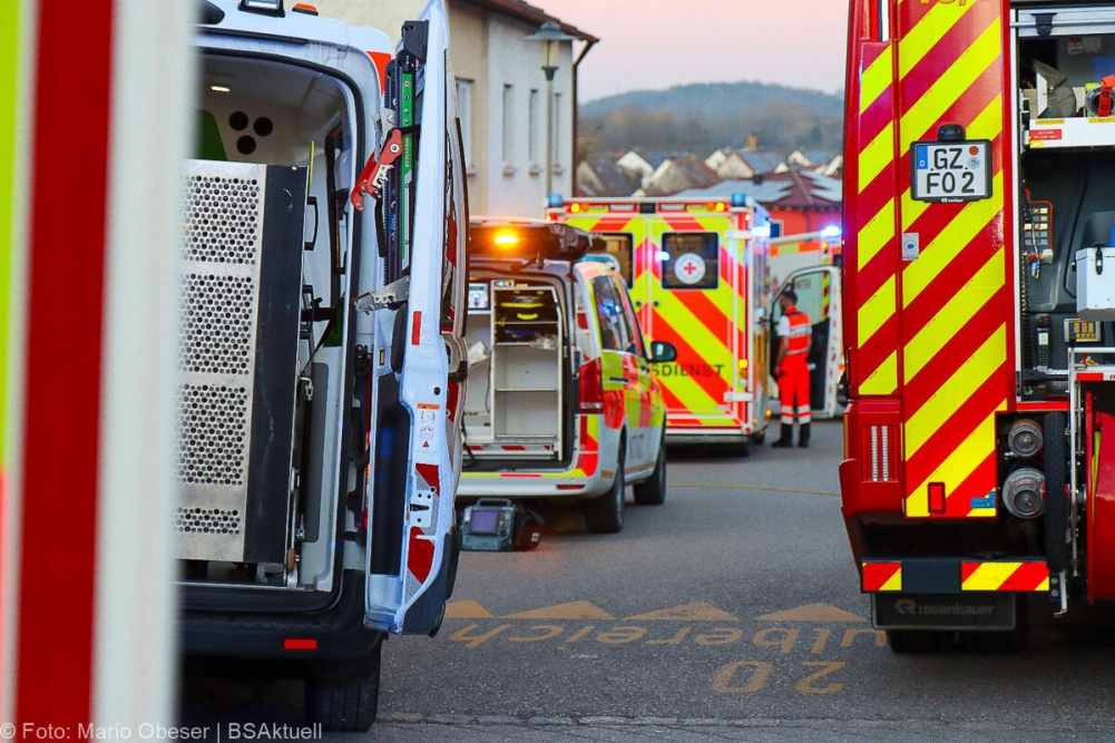 Am späten Mittwochnachmittag, den 5. März 2025, wurde der Rettungsdienst in die Donaustraße in Offingen alarmiert, nachdem eine Person kollabiert war. Vor Ort stellten die Einsatzkräfte Gasgeruch fest. Messgeräte schlugen an, woraufhin umgehend Großalarm ausgelöst wurde.