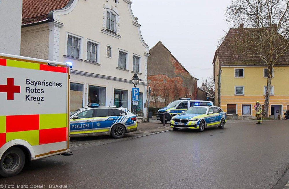 Zu einem Brand wurden Feuerwehr, Rettungsdienst und Polizei am Samstagvormittag, 28.12.2024, nach Ichenhausen alarmiert.