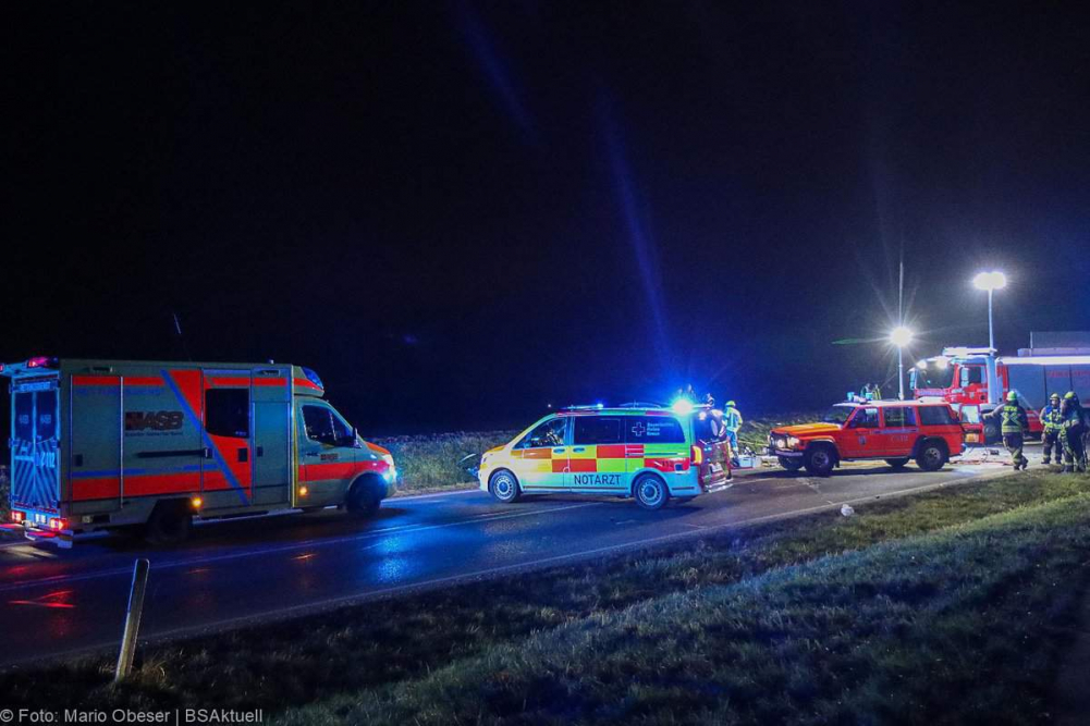 Ein schwerer Verkehrsunfall ereignete sich am Freitagabend, den 8. Dezember 2024, auf der Ulmer Straße zwischen Günzburg und Leipheim.