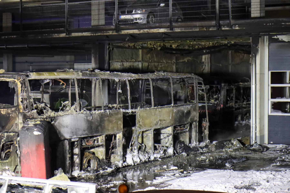 Einsatzkräfte wurden am frühen Sonntagmorgen, gegen 01.47 Uhr, zu einem Busdepot im Bereich des Bahnhofes in Günzburg zu einer starken Rauchentwicklung alarmiert.