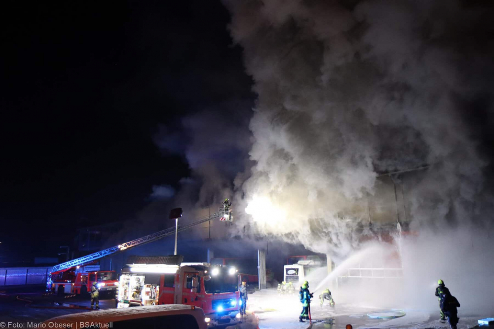 Einsatzkräfte wurden am frühen Sonntagmorgen, gegen 01.47 Uhr, zu einem Busdepot im Bereich des Bahnhofes in Günzburg zu einer starken Rauchentwicklung alarmiert.