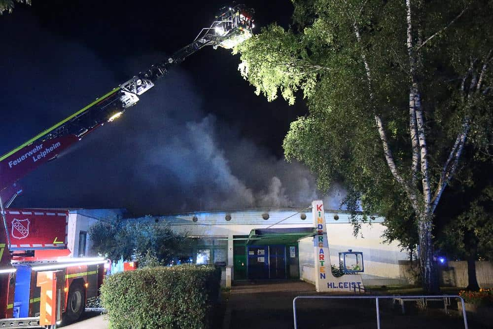 In Günzburg war es in den frühen Samstagmorgenstunden zu einem Brand gekommen, bei dem ein Kindergarten stark beschädigt wurde.
