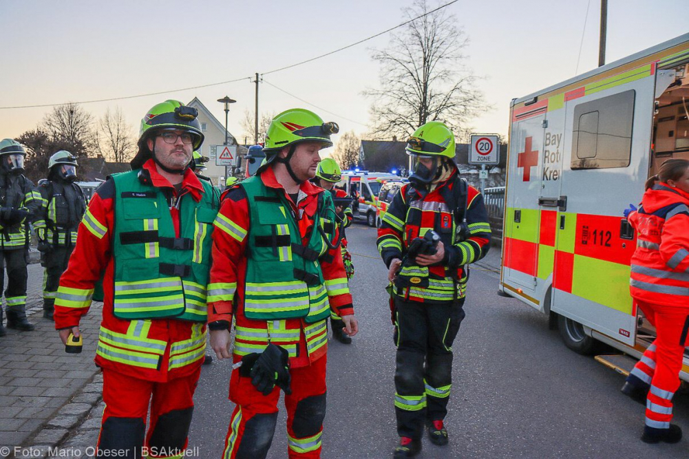 Am späten Mittwochnachmittag, den 5. März 2025, wurde der Rettungsdienst in die Donaustraße in Offingen alarmiert, nachdem eine Person kollabiert war. Vor Ort stellten die Einsatzkräfte Gasgeruch fest. Messgeräte schlugen an, woraufhin umgehend Großalarm ausgelöst wurde.