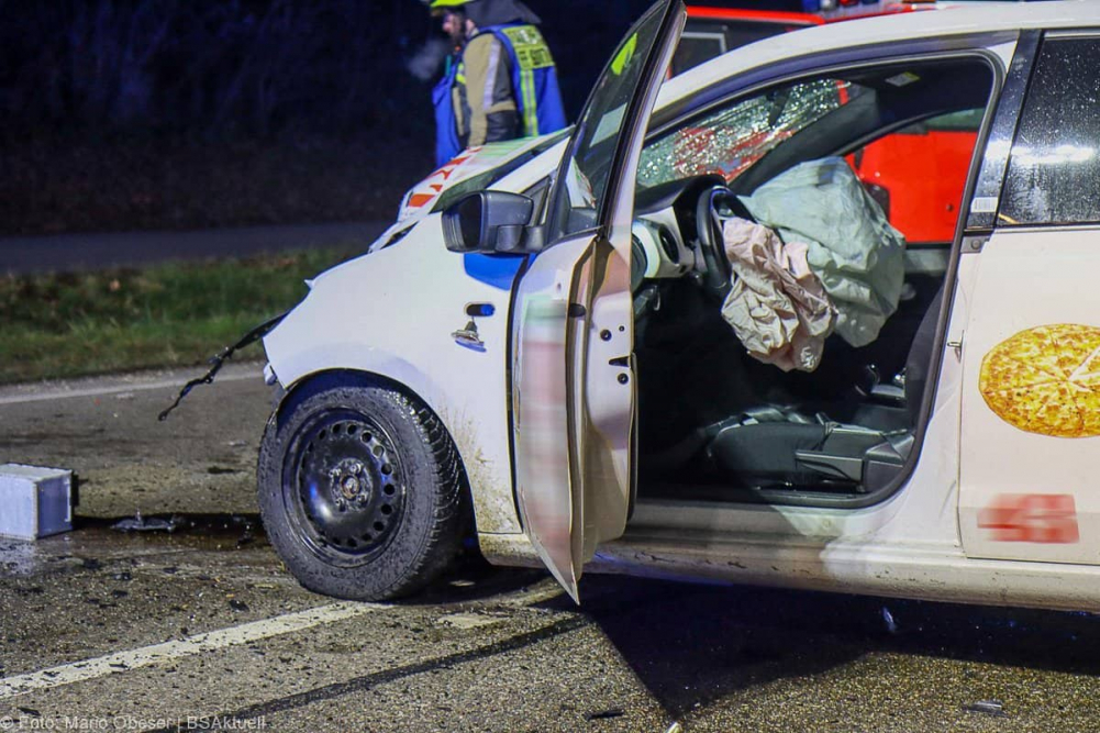 Ein schwerer Verkehrsunfall ereignete sich am Freitagabend, den 8. Dezember 2024, auf der Ulmer Straße zwischen Günzburg und Leipheim.