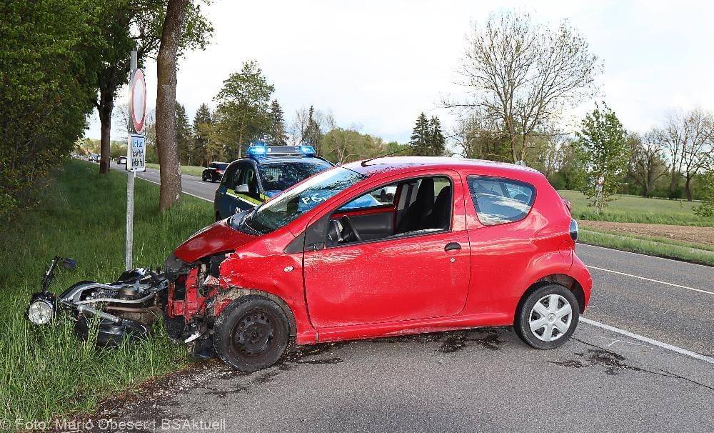 Unfall Motorrad und Pkw bei Weissenhorn