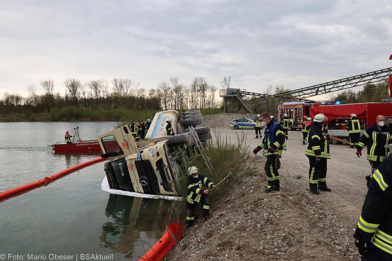 Lkw kippt in See Gundelfingen 04052021