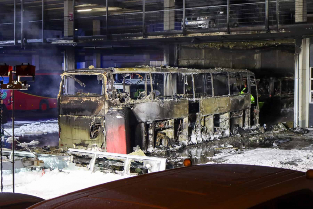 Einsatzkräfte wurden am frühen Sonntagmorgen, gegen 01.47 Uhr, zu einem Busdepot im Bereich des Bahnhofes in Günzburg zu einer starken Rauchentwicklung alarmiert.