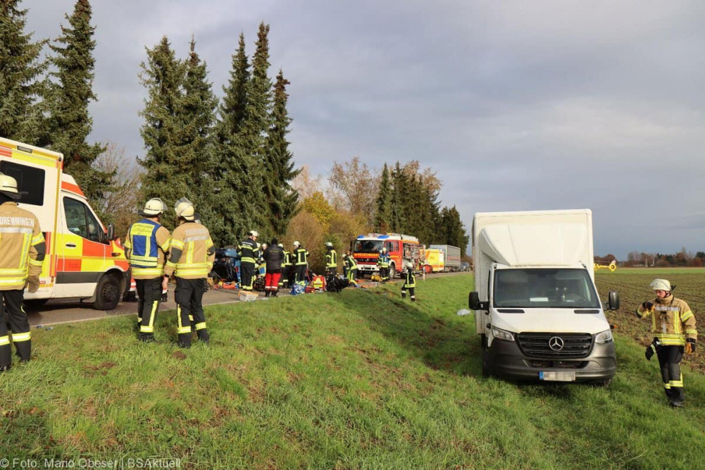 Am Montagvormittag, den 18.11.2024, ereignete sich auf der „Äußeren Offingen Straße“ zwischen Peterswörth und Offingen ein schwerer Verkehrsunfall bei einem Überholvorgang.