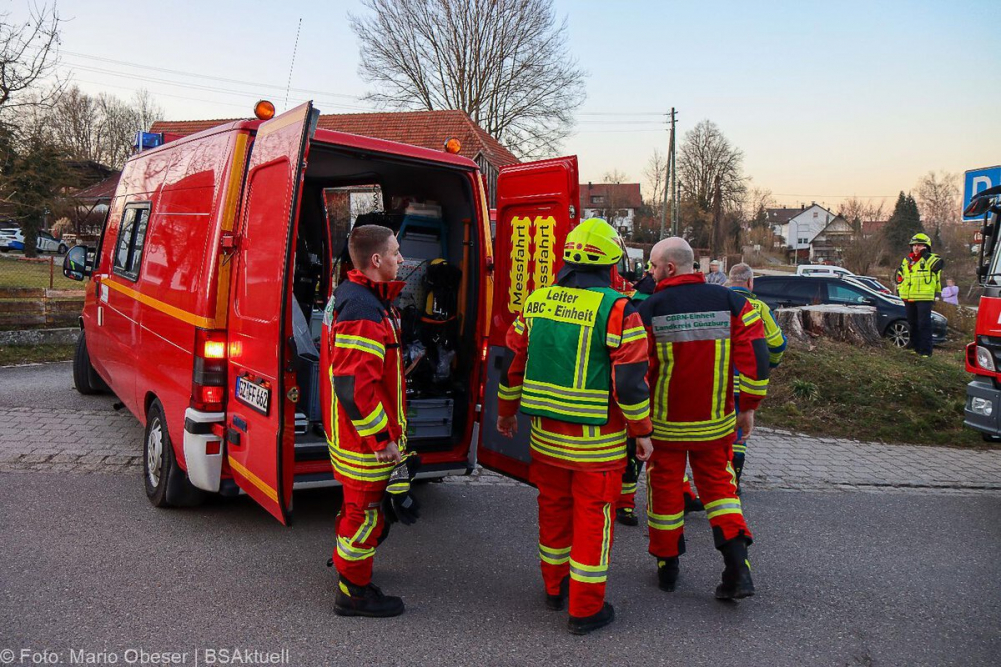 Am späten Mittwochnachmittag, den 5. März 2025, wurde der Rettungsdienst in die Donaustraße in Offingen alarmiert, nachdem eine Person kollabiert war. Vor Ort stellten die Einsatzkräfte Gasgeruch fest. Messgeräte schlugen an, woraufhin umgehend Großalarm ausgelöst wurde.
