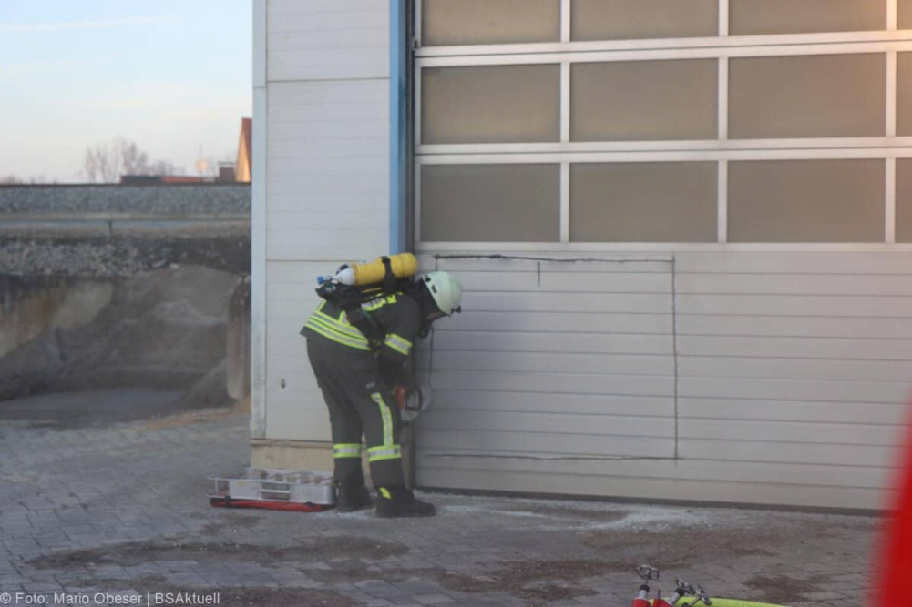 Am Mittwochnachmittag, 25.12.2025, kam es in Offingen zu einem Brand in einer Halle auf dem Gelände des örtlichen Bauhofs. Gegen 15:15 Uhr wurden die Einsatzkräfte alarmiert. Das Feuer brach im oberen Bereich des Gebäudes aus, wo Wechselrichter und ein Batteriespeicher der auf dem Dach montierten Photovoltaikanlage untergebracht sind.