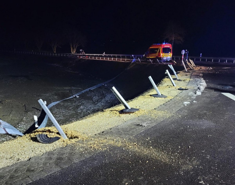 Fahrer durchbricht bei Jettingen Leitplanke am Kreisverkehr und landet im Feld.