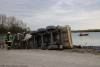 Lkw kippt in See Gundelfingen 04052021 4