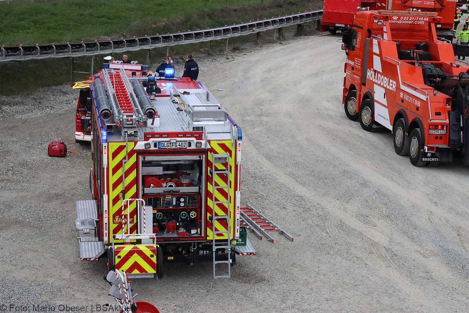 Lkw kippt in See Gundelfingen 04052021