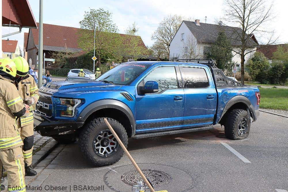 Am heutigen Sonntagnachmittag kam es in Oxenbronn zu einem Zusammenstoß zwischen einem Pickup und einem Pkw.