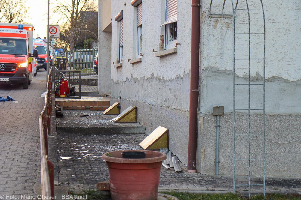 Am späten Mittwochnachmittag, den 5. März 2025, wurde der Rettungsdienst in die Donaustraße in Offingen alarmiert, nachdem eine Person kollabiert war. Vor Ort stellten die Einsatzkräfte Gasgeruch fest. Messgeräte schlugen an, woraufhin umgehend Großalarm ausgelöst wurde.