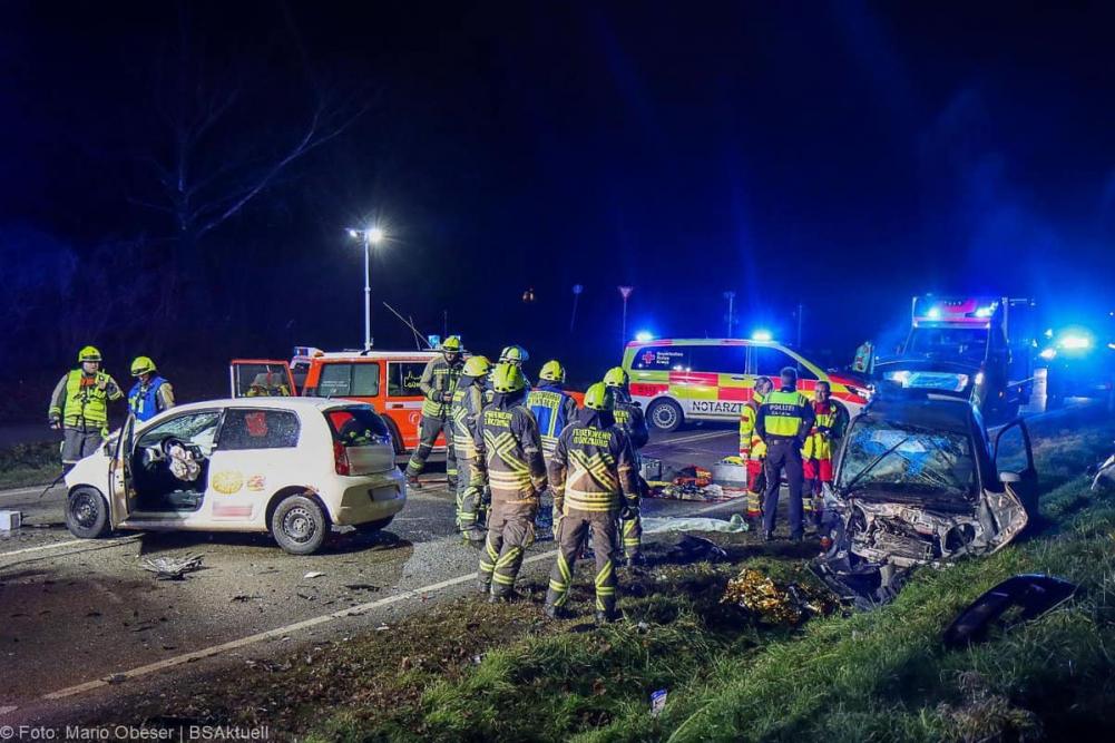 Ein schwerer Verkehrsunfall ereignete sich am Freitagabend, den 8. Dezember 2024, auf der Ulmer Straße zwischen Günzburg und Leipheim.