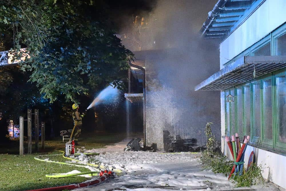 In Günzburg war es in den frühen Samstagmorgenstunden zu einem Brand gekommen, bei dem ein Kindergarten stark beschädigt wurde.