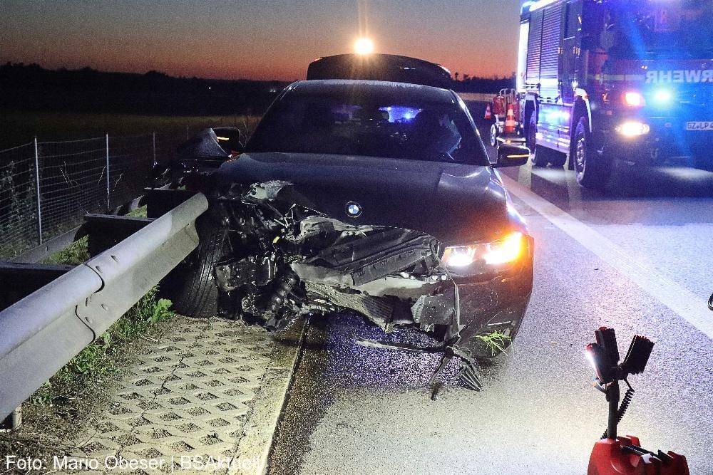Pkw prallt auf der A8 bei Riedheim gegen die Leitplanke