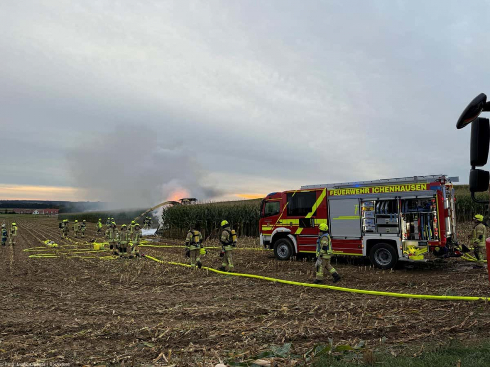 Am frühen Sonntagabend, den 29. September 2024, kam es südlich von Deubach bei Ichenhausen zum Brand eines Maishäckslers
