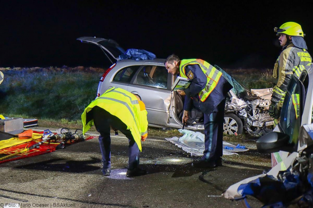 Ein schwerer Verkehrsunfall ereignete sich am Freitagabend, den 8. Dezember 2024, auf der Ulmer Straße zwischen Günzburg und Leipheim.