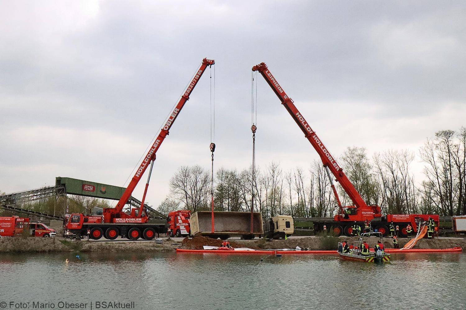 Lkw kippt in See Gundelfingen 04052021