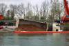 Lkw kippt in See Gundelfingen 04052021 23