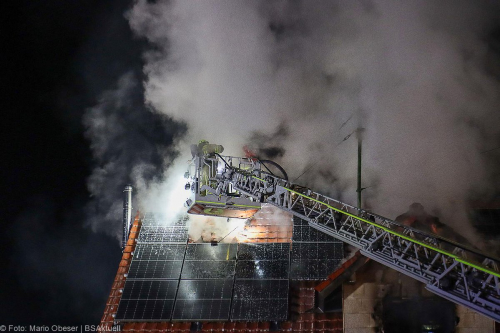Am späten Dienstagnachmittag, dem 14. Januar 2025, kam es in der Ulmer Straße in Oxenbronn, einem Stadtteil von Ichenhausen, zu einem Brand in einem Einfamilienhaus.