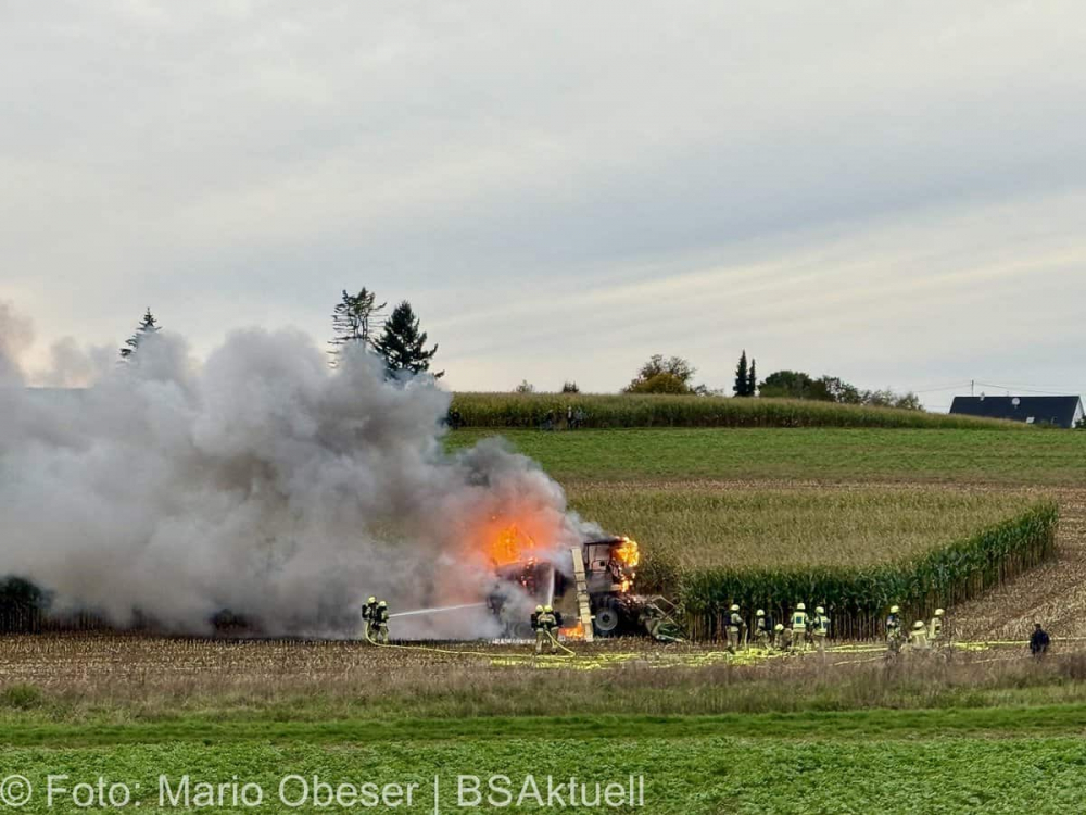 Am frühen Sonntagabend, den 29. September 2024, kam es südlich von Deubach bei Ichenhausen zum Brand eines Maishäckslers