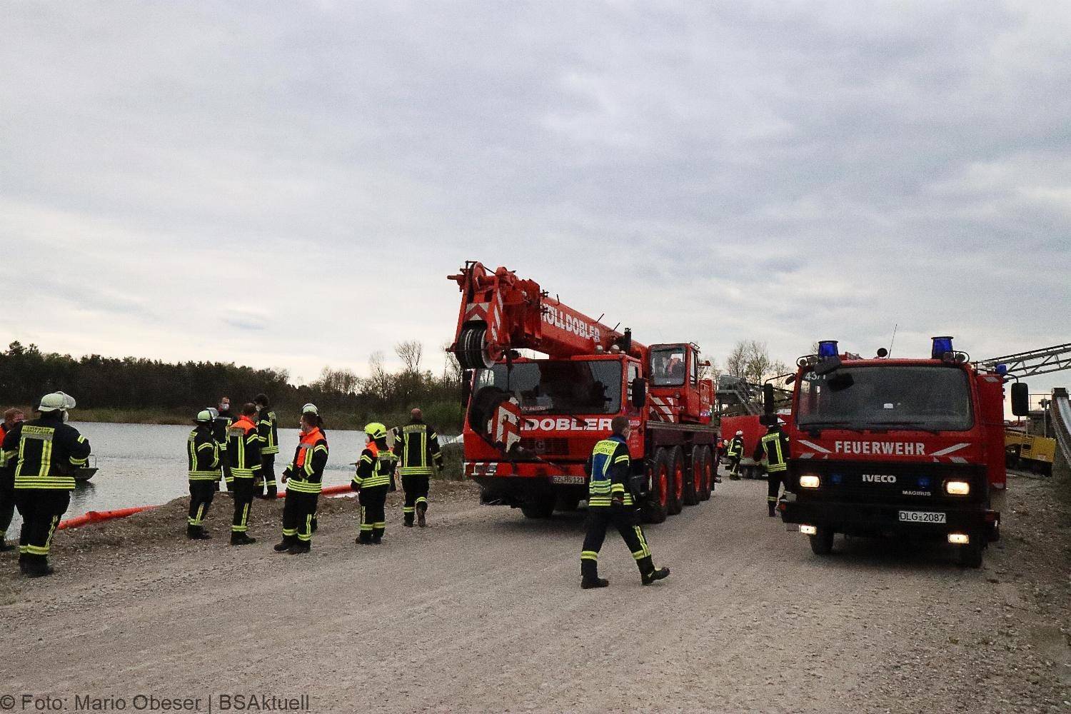Lkw kippt in See Gundelfingen 04052021