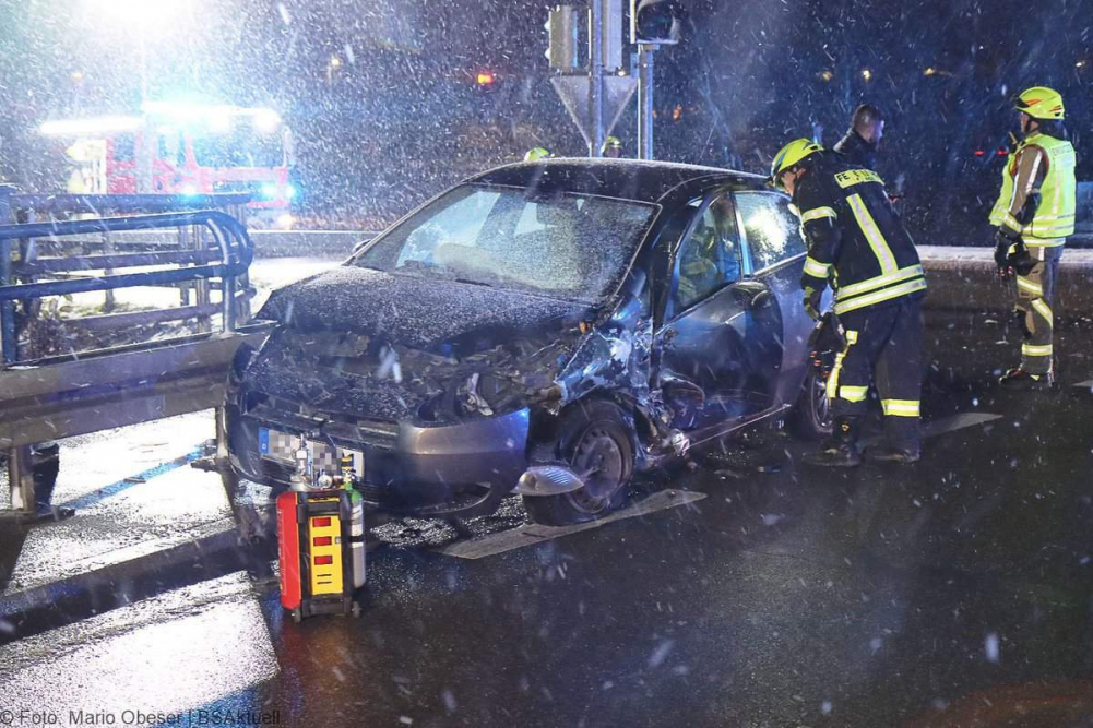 Am Freitag, den 22. November 2024, mussten Polizei und Rettungsdienste im Landkreis Günzburg zu mehreren Verkehrsunfällen ausrücken. Insgesamt fünf Vorfälle beschäftigten die Verkehrspolizei und die Polizeiinspektion Günzburg.