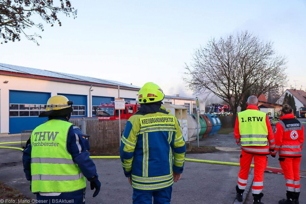 Am Mittwochnachmittag, 25.12.2025, kam es in Offingen zu einem Brand in einer Halle auf dem Gelände des örtlichen Bauhofs. Gegen 15:15 Uhr wurden die Einsatzkräfte alarmiert. Das Feuer brach im oberen Bereich des Gebäudes aus, wo Wechselrichter und ein Batteriespeicher der auf dem Dach montierten Photovoltaikanlage untergebracht sind.