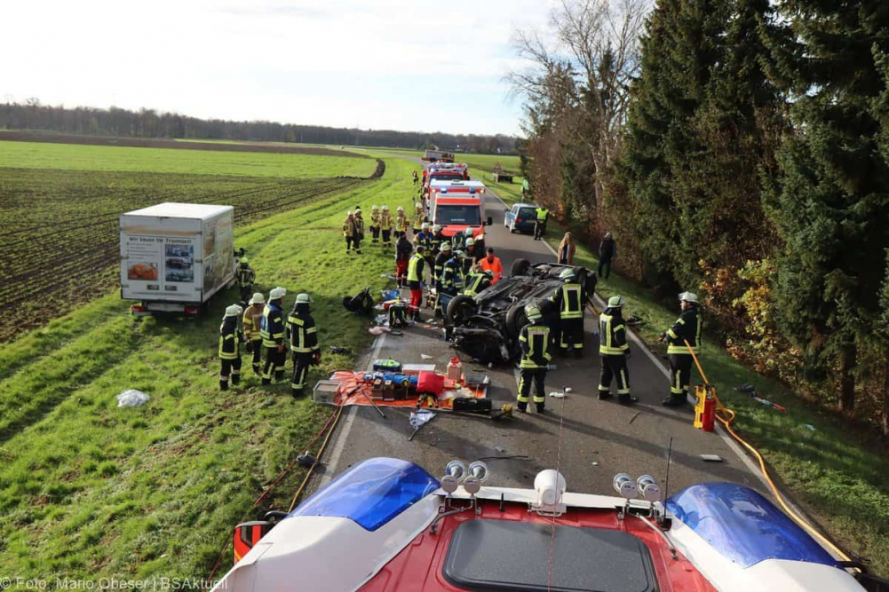 Am Montagvormittag, den 18.11.2024, ereignete sich auf der „Äußeren Offingen Straße“ zwischen Peterswörth und Offingen ein schwerer Verkehrsunfall bei einem Überholvorgang.