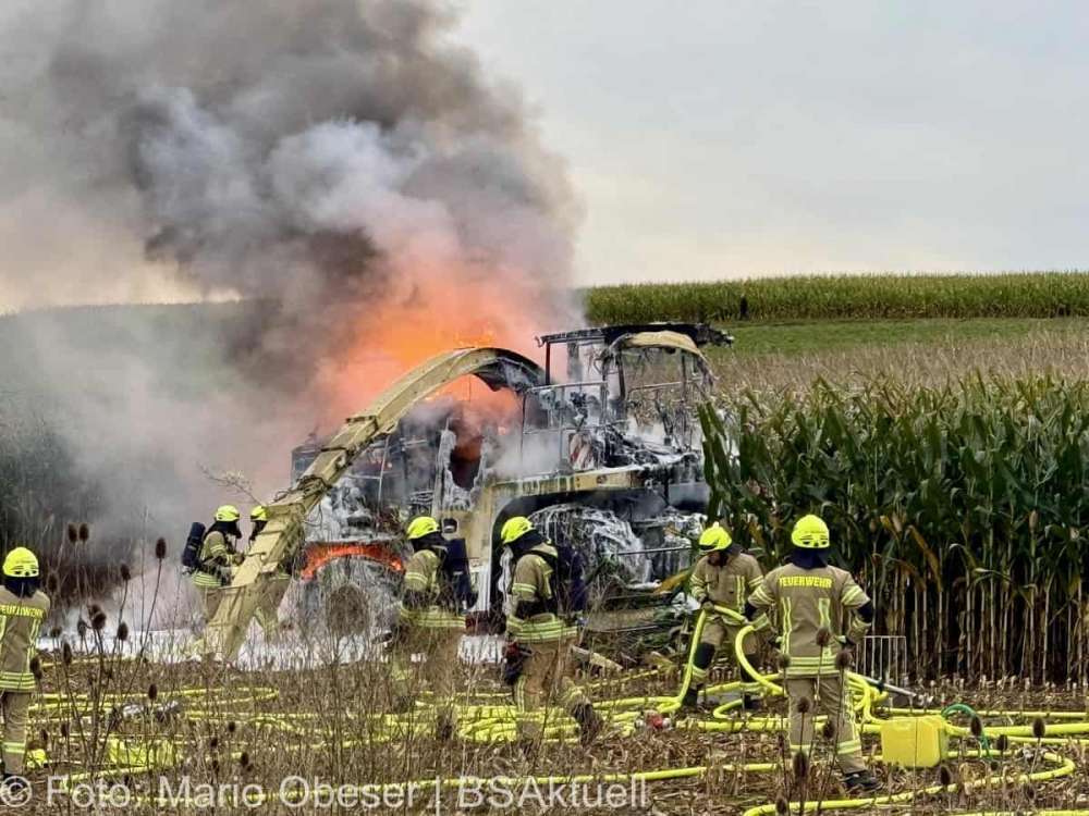 Am frühen Sonntagabend, den 29. September 2024, kam es südlich von Deubach bei Ichenhausen zum Brand eines Maishäckslers