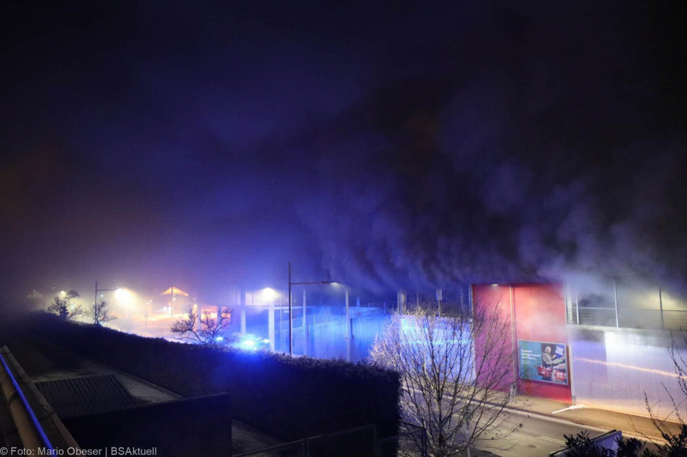 Einsatzkräfte wurden am frühen Sonntagmorgen, gegen 01.47 Uhr, zu einem Busdepot im Bereich des Bahnhofes in Günzburg zu einer starken Rauchentwicklung alarmiert.