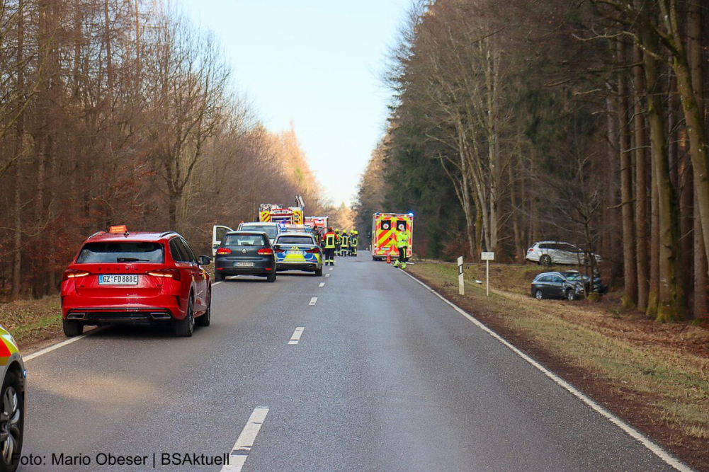 Am Samstagnachmittag, den 08. Februar 2025, ereignete sich auf der Kreisstraße GZ25 zwischen Dinkelscherben und Burtenbach ein Verkehrsunfall mit drei verletzten Personen.