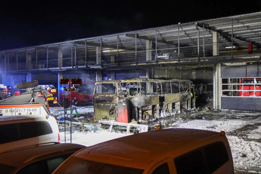 Einsatzkräfte wurden am frühen Sonntagmorgen, gegen 01.47 Uhr, zu einem Busdepot im Bereich des Bahnhofes in Günzburg zu einer starken Rauchentwicklung alarmiert.