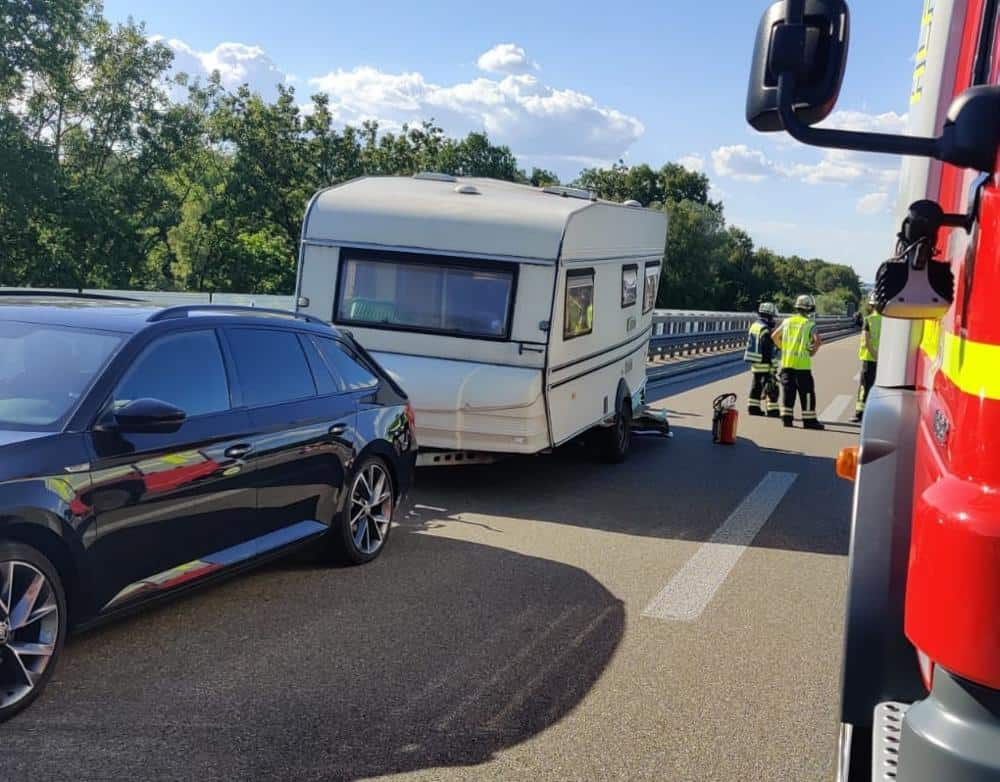 Unfall A8 Leipheim Wohnwagen