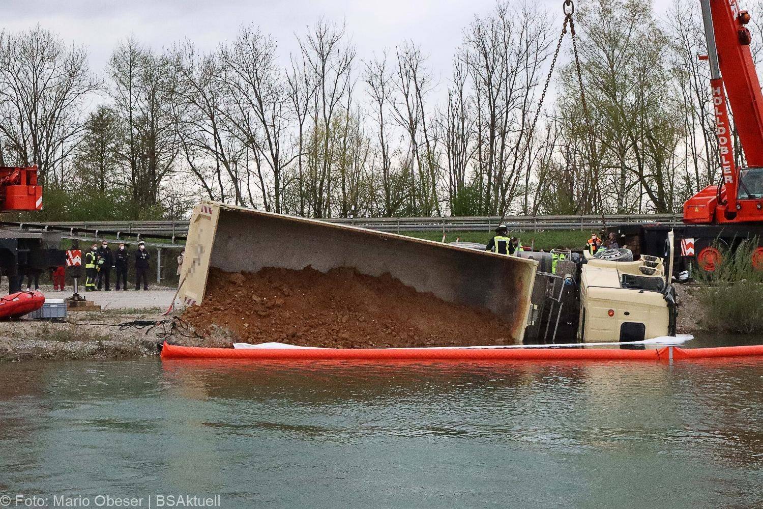 Lkw kippt in See Gundelfingen 04052021